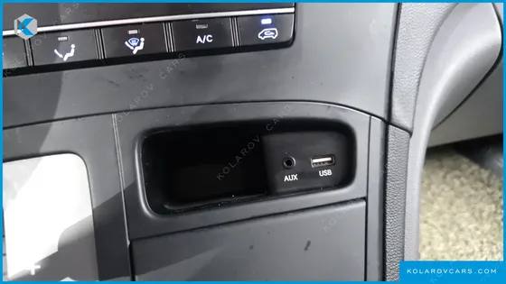 HYUNDAI STAREX 5-SEATER VAN