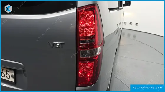 HYUNDAI STAREX 5-SEATER VAN