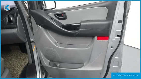 HYUNDAI STAREX 5-SEATER VAN