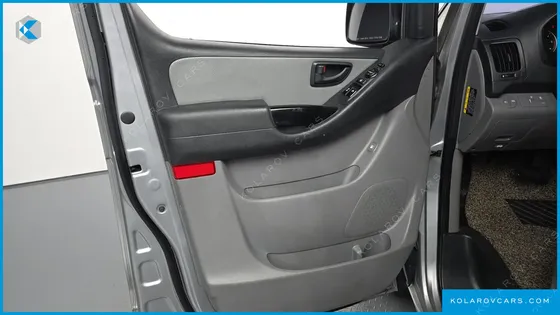 HYUNDAI STAREX 5-SEATER VAN