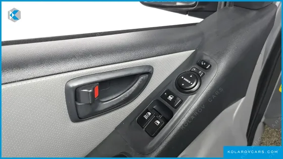 HYUNDAI STAREX 5-SEATER VAN