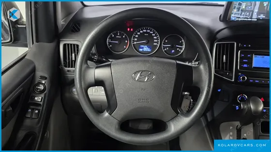 HYUNDAI STAREX 5-SEATER VAN