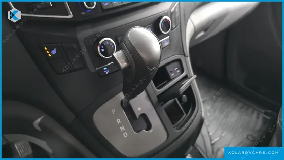 HYUNDAI STAREX 5-SEATER VAN