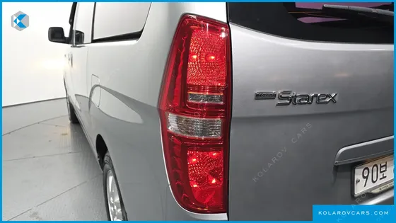 HYUNDAI STAREX 5-SEATER VAN