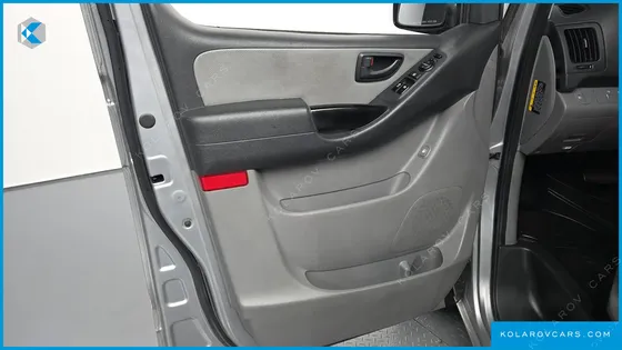 HYUNDAI STAREX 5-SEATER VAN