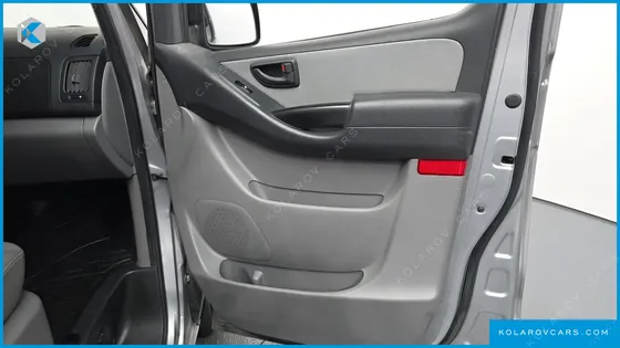HYUNDAI STAREX 5-SEATER VAN