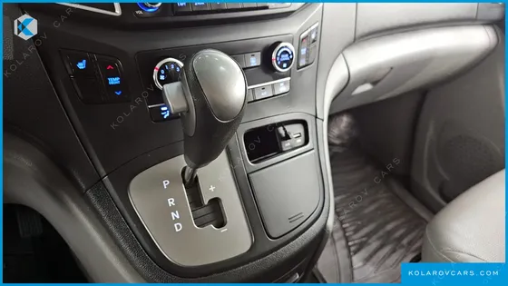 HYUNDAI STAREX 11-SEATER WAGON