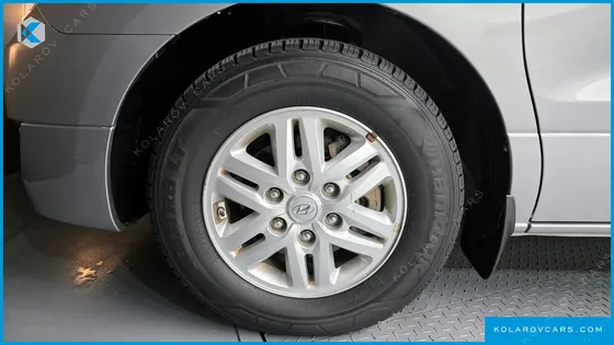 HYUNDAI STAREX 5-SEATER VAN
