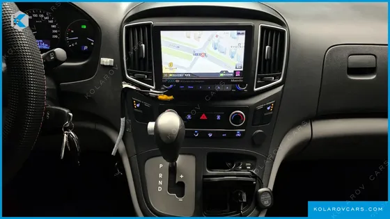 HYUNDAI STAREX 5-SEATER VAN