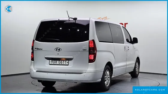 HYUNDAI STAREX 5-SEATER VAN