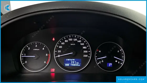 HYUNDAI STAREX 5-SEATER VAN