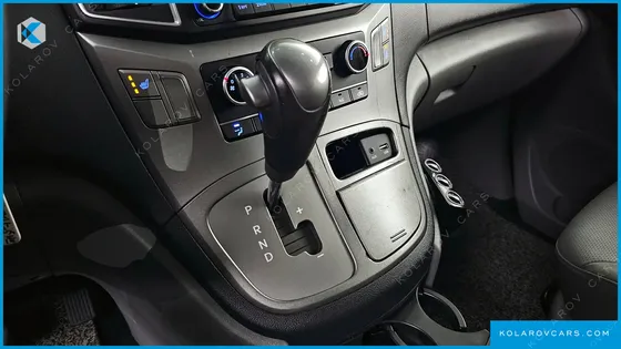 HYUNDAI STAREX 5-SEATER VAN