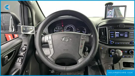 HYUNDAI STAREX 5-SEATER VAN