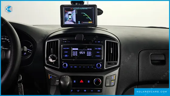HYUNDAI STAREX 5-SEATER VAN