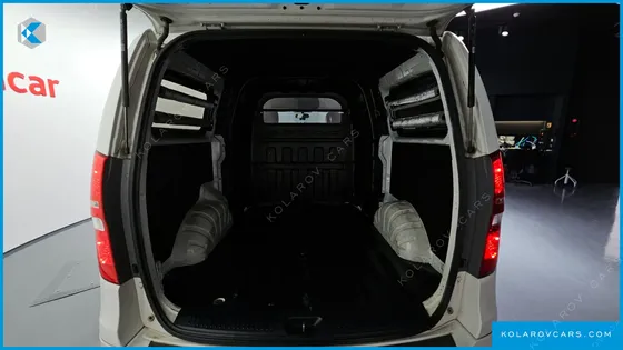 HYUNDAI STAREX 5-SEATER VAN