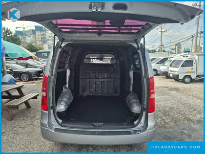 HYUNDAI STAREX 5-SEATER VAN