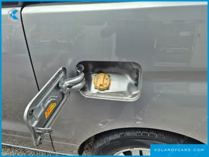 HYUNDAI STAREX 5-SEATER VAN