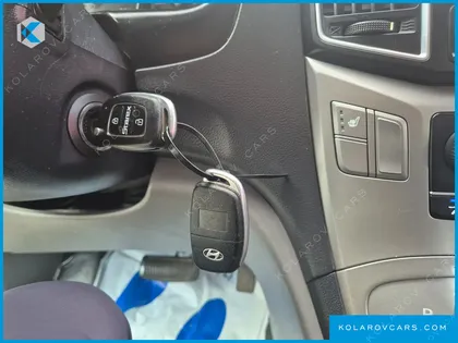 HYUNDAI STAREX 5-SEATER VAN