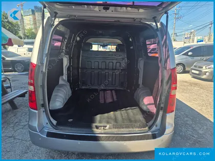 HYUNDAI STAREX 5-SEATER VAN