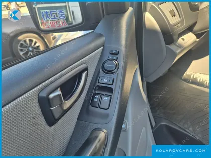 HYUNDAI STAREX 5-SEATER VAN