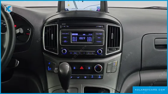 HYUNDAI STAREX 5-SEATER VAN