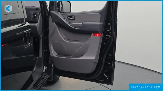 HYUNDAI STAREX 5-SEATER VAN
