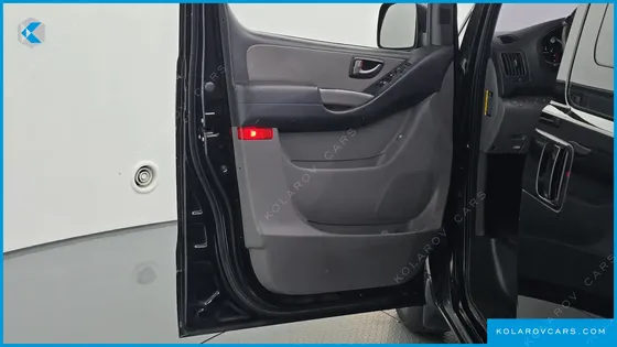 HYUNDAI STAREX 5-SEATER VAN