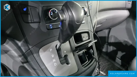 HYUNDAI STAREX 5-SEATER VAN