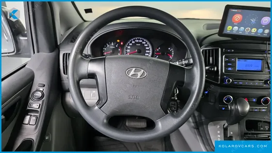 HYUNDAI STAREX 5-SEATER VAN