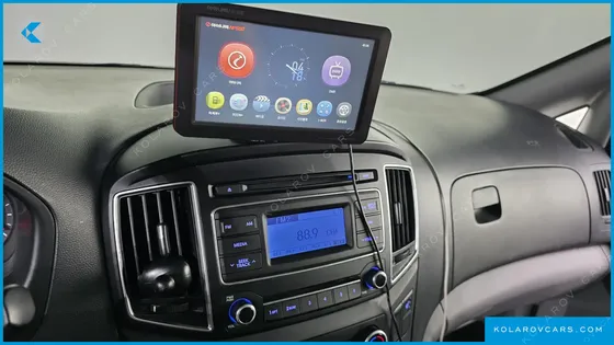 HYUNDAI STAREX 5-SEATER VAN