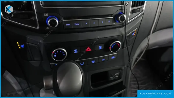 HYUNDAI STAREX 5-SEATER VAN