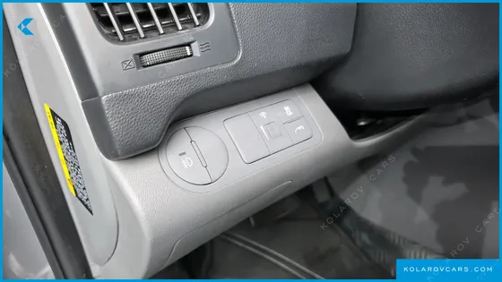 HYUNDAI STAREX 5-SEATER VAN