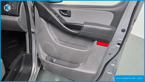 HYUNDAI STAREX 5-SEATER VAN