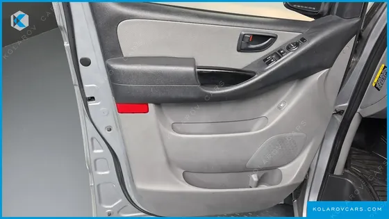 HYUNDAI STAREX 5-SEATER VAN