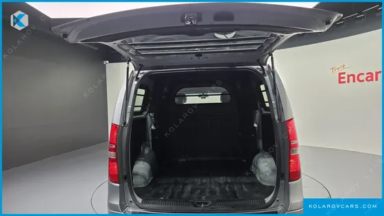 HYUNDAI STAREX 5-SEATER VAN