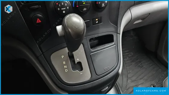 HYUNDAI STAREX 5-SEATER VAN