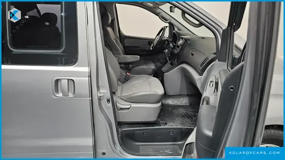 HYUNDAI STAREX 5-SEATER VAN