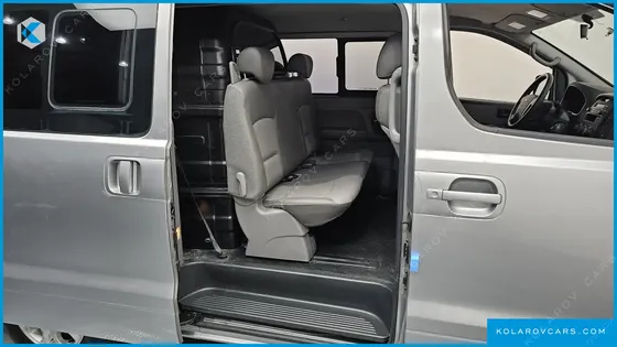 HYUNDAI STAREX 5-SEATER VAN