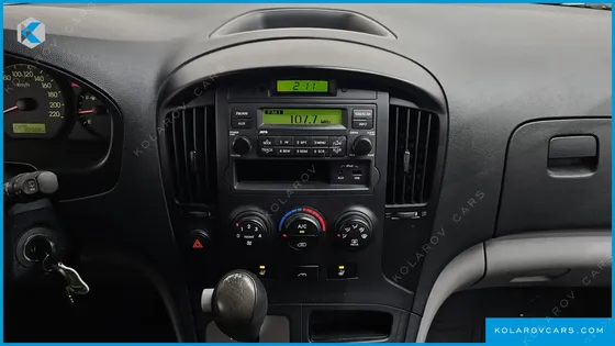 HYUNDAI STAREX 5-SEATER VAN
