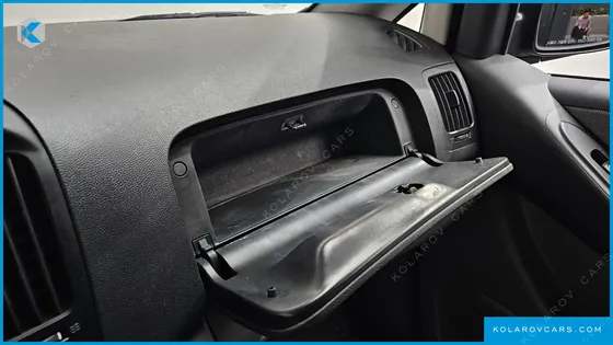 HYUNDAI STAREX 5-SEATER VAN