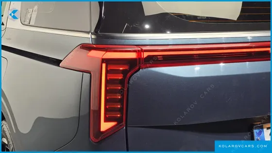 KIA CARNIVAL GASOLINE 9-SEATER SIGNATURE