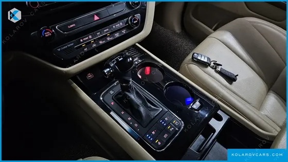 KIA CARNIVAL 7-SEATER HI-LIMOUSINE