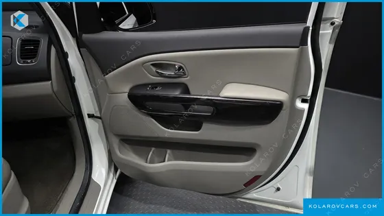 KIA CARNIVAL 7-SEATER LIMOUSINE