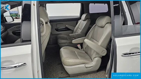 KIA CARNIVAL 9-SEATER PRESTIGE