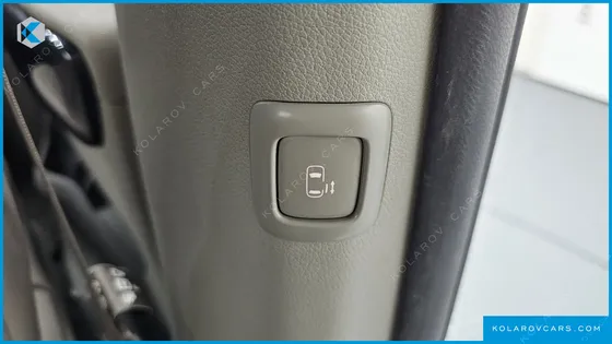KIA CARNIVAL 9-SEATER PRESTIGE