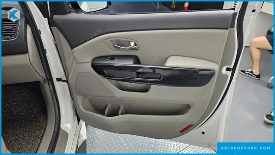 KIA CARNIVAL 9-SEATER PRESTIGE