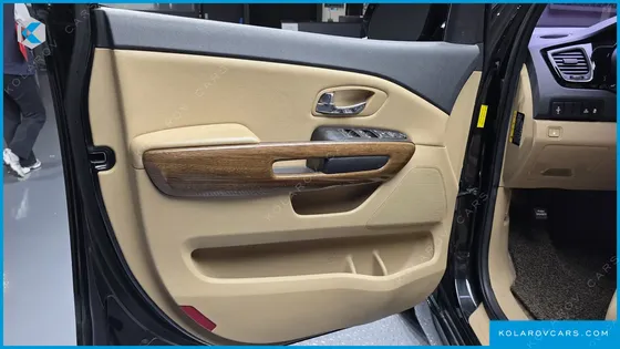 KIA CARNIVAL 9-SEATER HI-LIMOUSINE