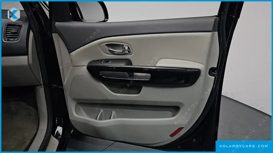 KIA CARNIVAL 9-SEATER PRESTIGE
