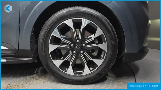 KIA CARNIVAL DIESEL 9-SEATER SIGNATURE