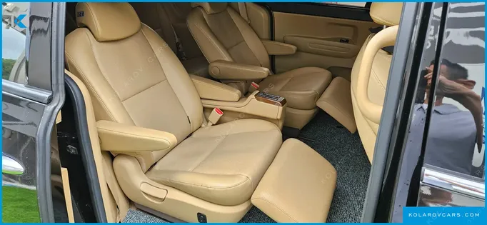 KIA CARNIVAL 9-SEATER HI-LIMOUSINE